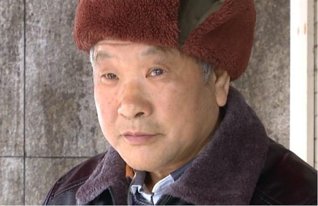 杭州一聋哑老人拾荒12年后被工程队收留，6年后多人前来认亲 - 1