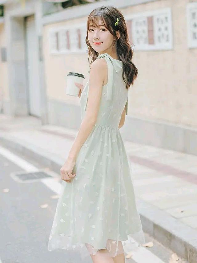 连衣裙颜色是豆沙绿色，白色的网纱，穿上就是小仙女一枚。 - 3