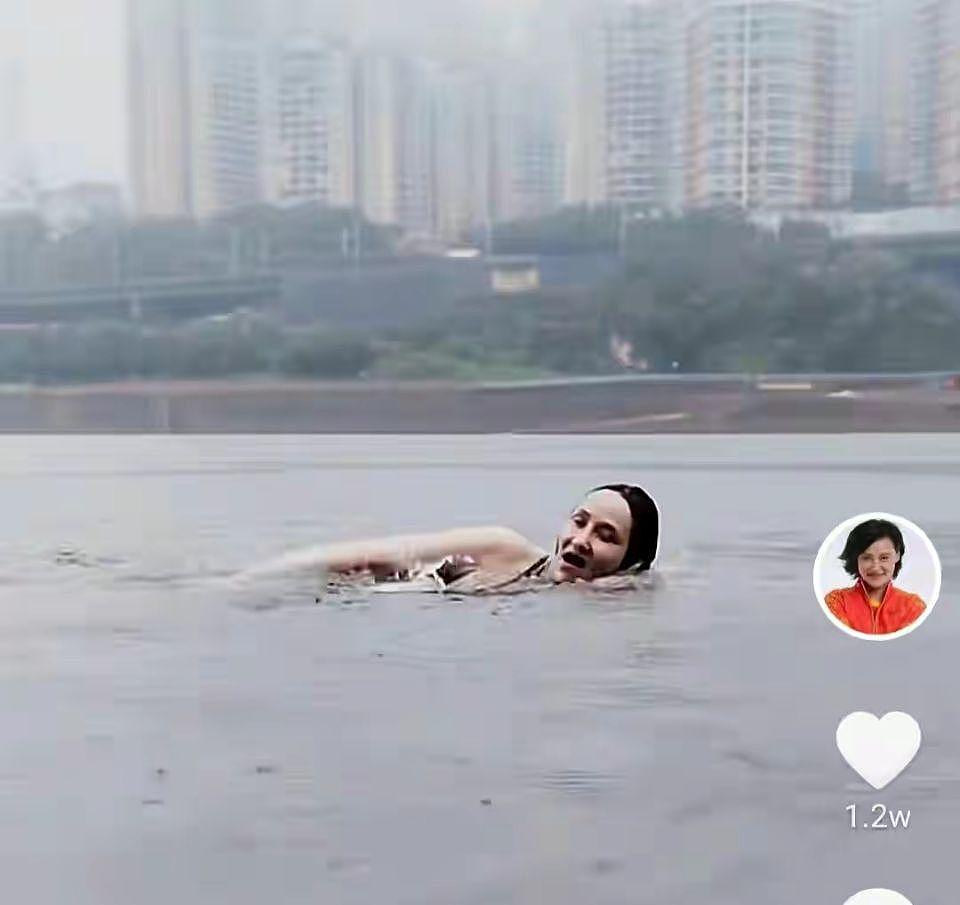 不愧是跳水女皇！高敏冒雨在长江中游泳身姿矫捷 - 2