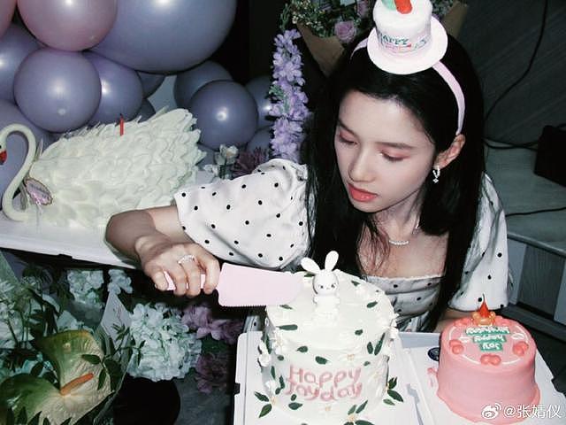 张婧仪分享 24 岁生日照 白色波点裙捧蛋糕许愿甜美可爱 - 5