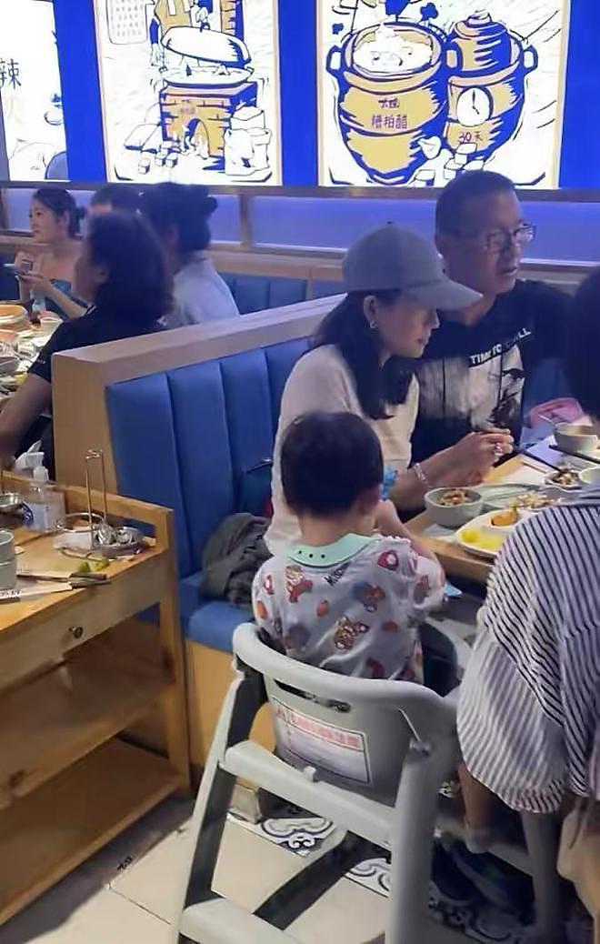 章子怡夫妇携子女外出用餐，一人带一娃超有爱，汪峰近状胖了不少 - 14