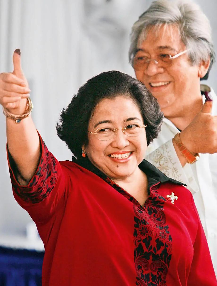 英拉的侄女又进入政坛了，泰国华裔巨商家族的荣耀与流亡之路…… - 298