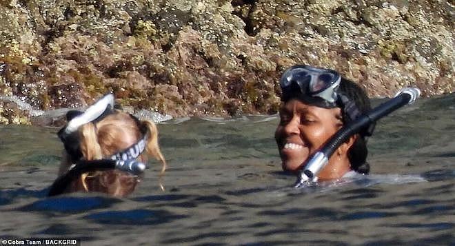 59 岁奥巴马夫人玩潜水，乘大导演的游艇出海很惬意，健壮大腿惹眼 - 2