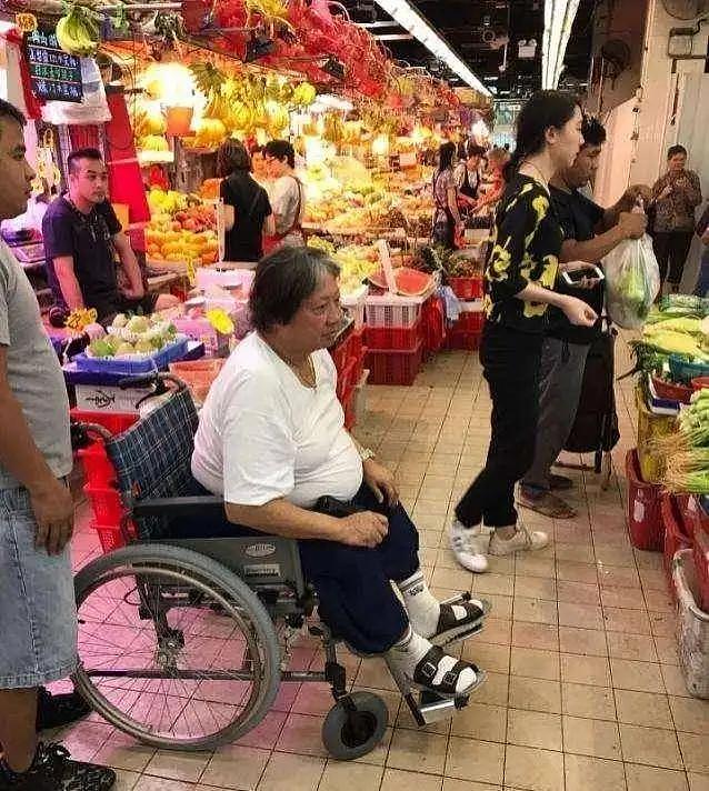 70 岁洪金宝现身菜市场买菜，穿拖鞋坐轮椅，壮硕保镖护航 - 8