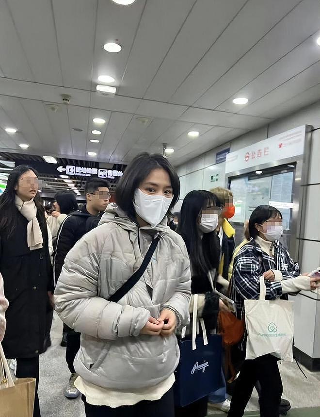 35 岁马思纯上海坐地铁被偶遇，真人好瘦眼睛灵动有神，美成焦点 - 3