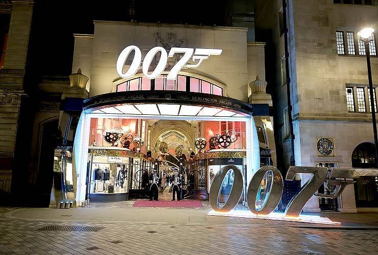 献礼007詹姆斯・邦德60周年，欧米茄为英国伦敦奢华百货伯灵顿拱廊打造圣诞时钟装置 - 1