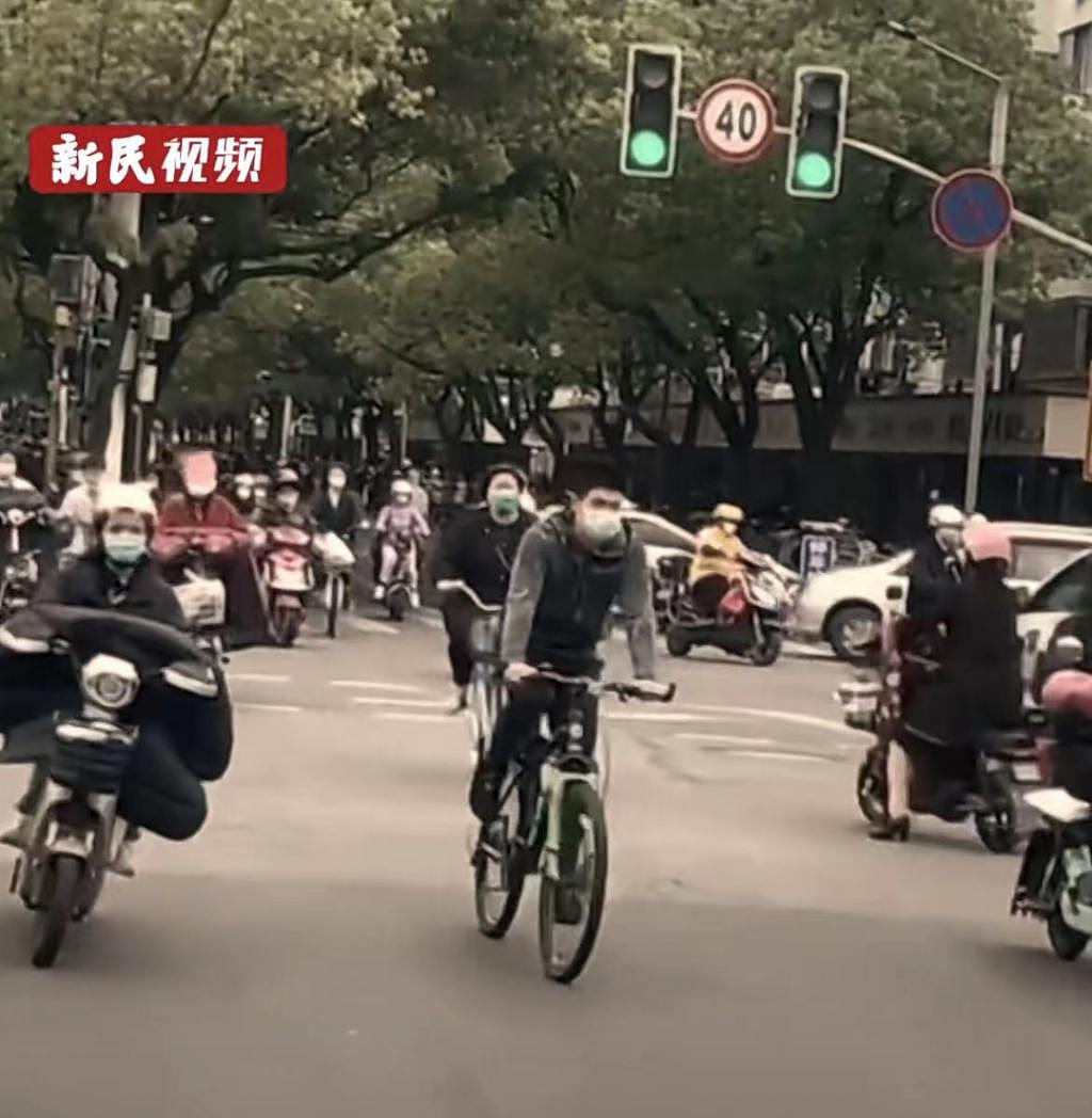 上海重现 80 年代街景！二轮车称霸街头，扁担成购物神器！笑出眼泪… - 2