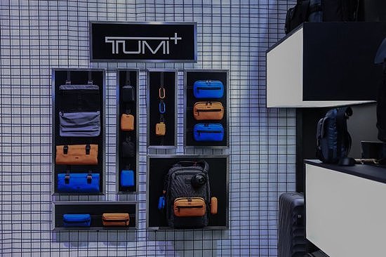TUMI Alpha Bravo系列产品（内华达蓝）及TUMI 19Degree 行李箱系列 陈列区