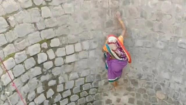 印度中央邦严重缺水：女子徒手爬井取水 民众批政府不作为 - 1