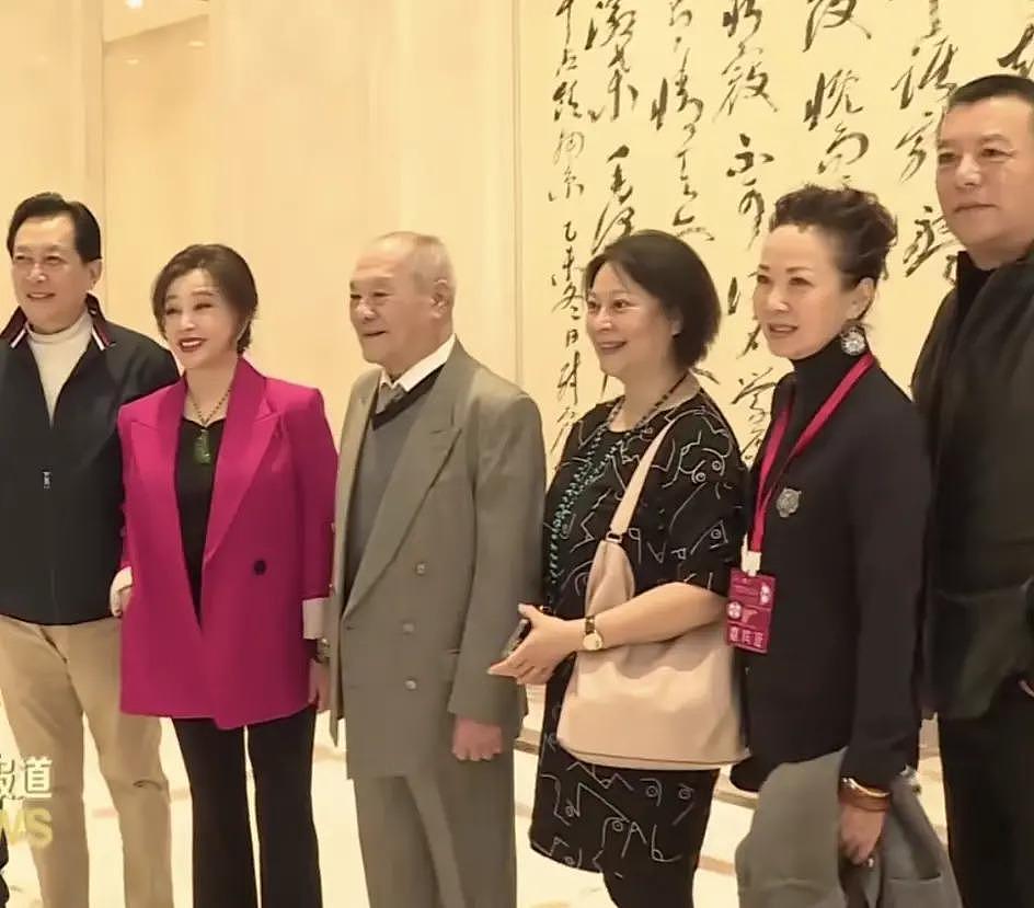 刘晓庆与四婚老公街头散步，82 岁王晓玉贴心替太太掸雪 - 3