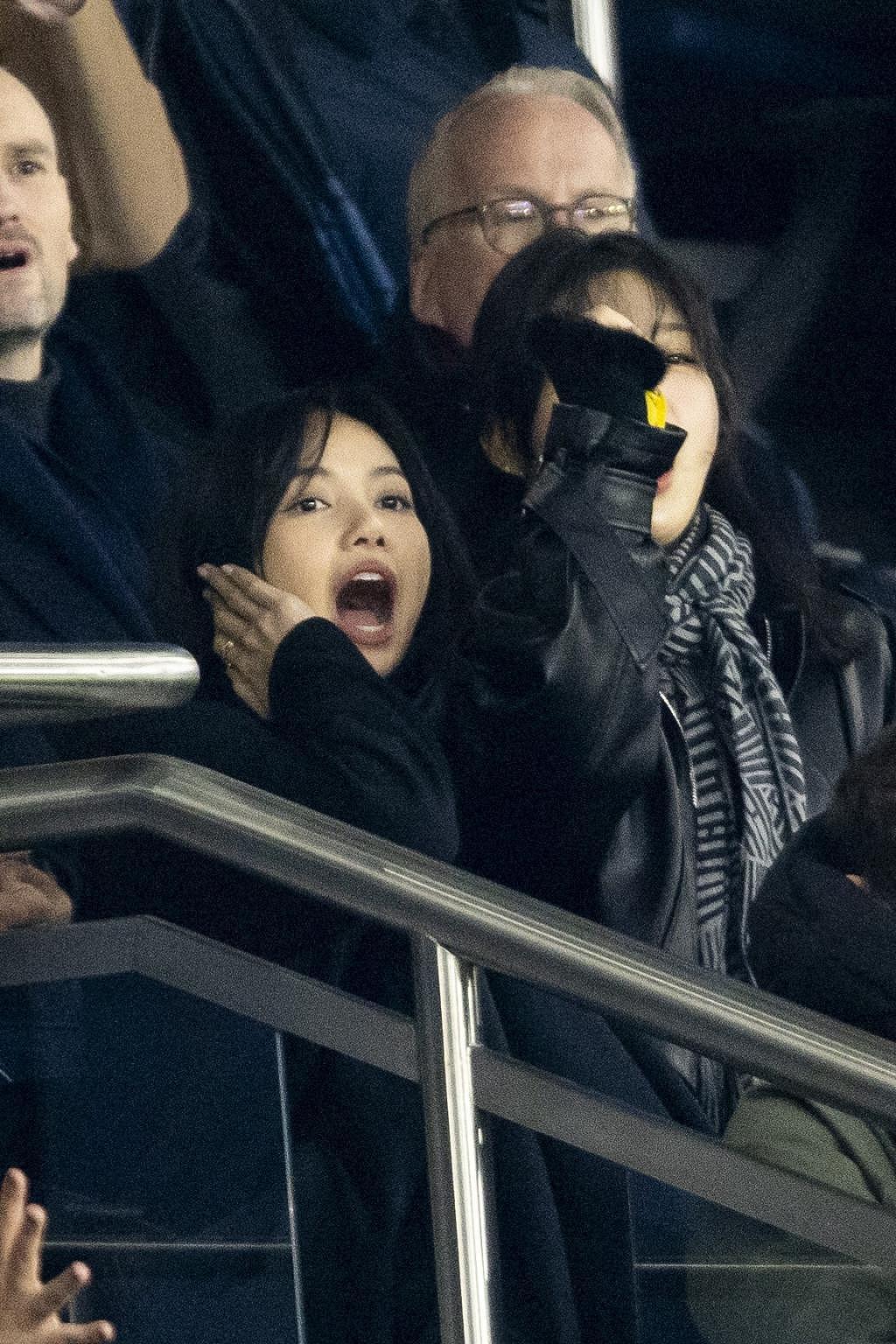 Lisa 现身巴黎观看足球赛 兴奋激动为球员欢呼 - 1
