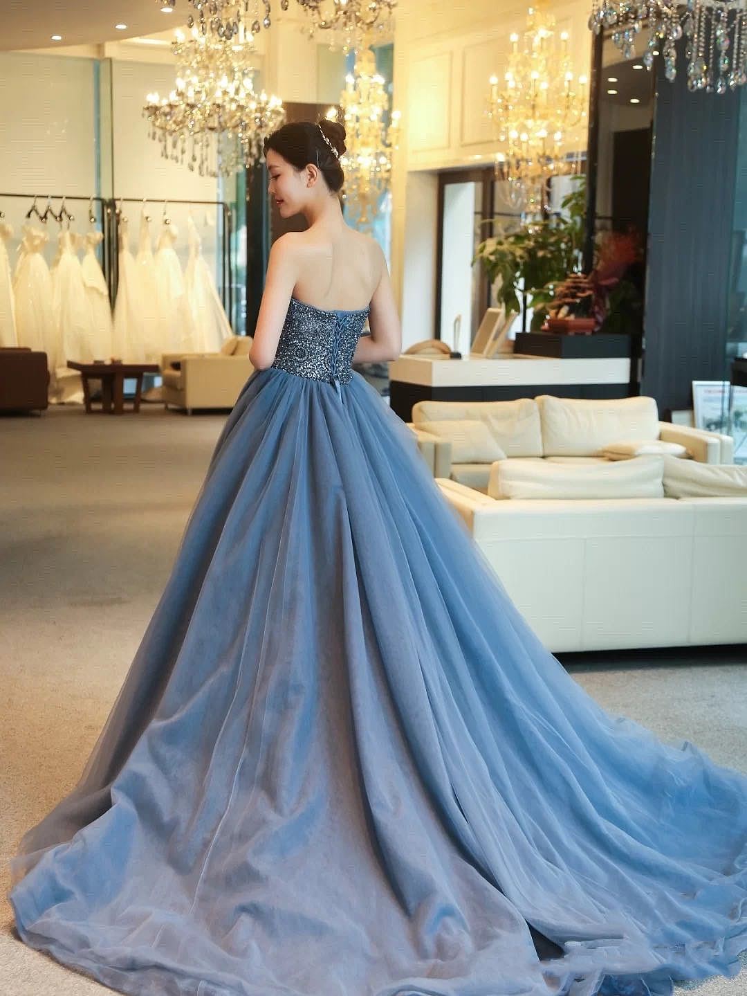 风靡时尚圈的深空蓝拖地长裙，搭配施华洛世奇亮钻，低调而优雅 - 1