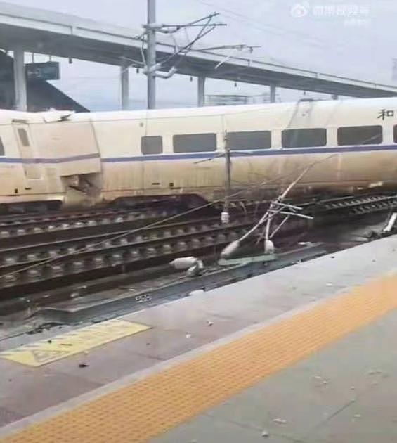 D2809 次旅客列车在贵广线榕江站撞上泥石流脱线 - 2
