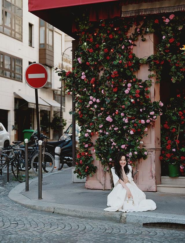 迪丽热巴巴黎时装周造型释出 纯白长裙烟熏妆优雅恬淡 - 6