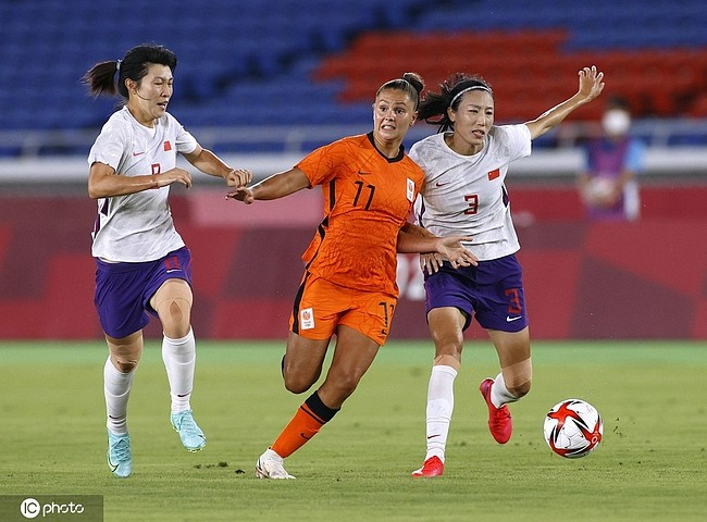 中国女足再落后！荷兰女足身体速度冲击 2-1领先 - 1