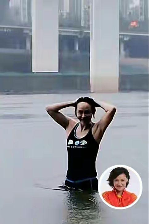 不愧是跳水女皇！高敏冒雨在长江中游泳身姿矫捷 - 1