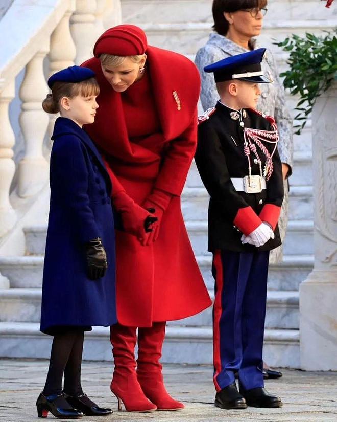 摩纳哥王室齐聚！夏琳被抢风头，8 岁公主穿红底鞋 - 5