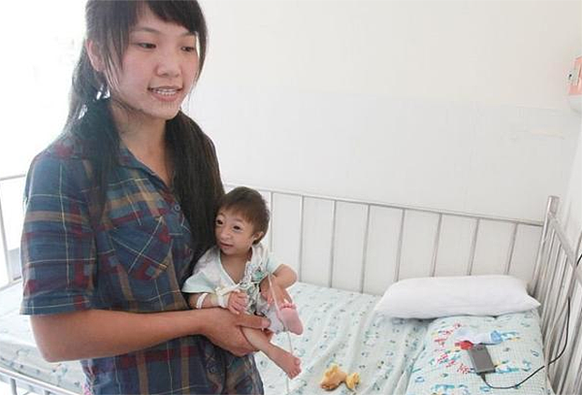 2009年，湖南女子生下2斤袖珍女婴，长相像猴子，马戏团出5万求购 - 6