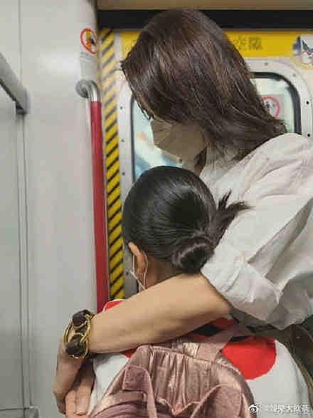 黎姿带女儿坐地铁，年近半百状态超好 - 4
