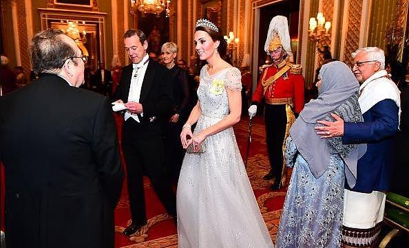 英皇室出席外交活动，伊丽莎白女王华丽出场，卡米拉凯特很有默契 - 6
