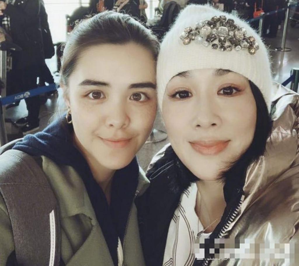 钟丽缇大女儿近照，躺浴缸与男友人举止亲密，样貌出众曾获华裔小姐亚军 - 5