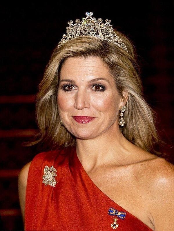 50岁荷兰王后有钱任性：珠宝王冠不重样的戴，奢华程度不输英女王 - 27