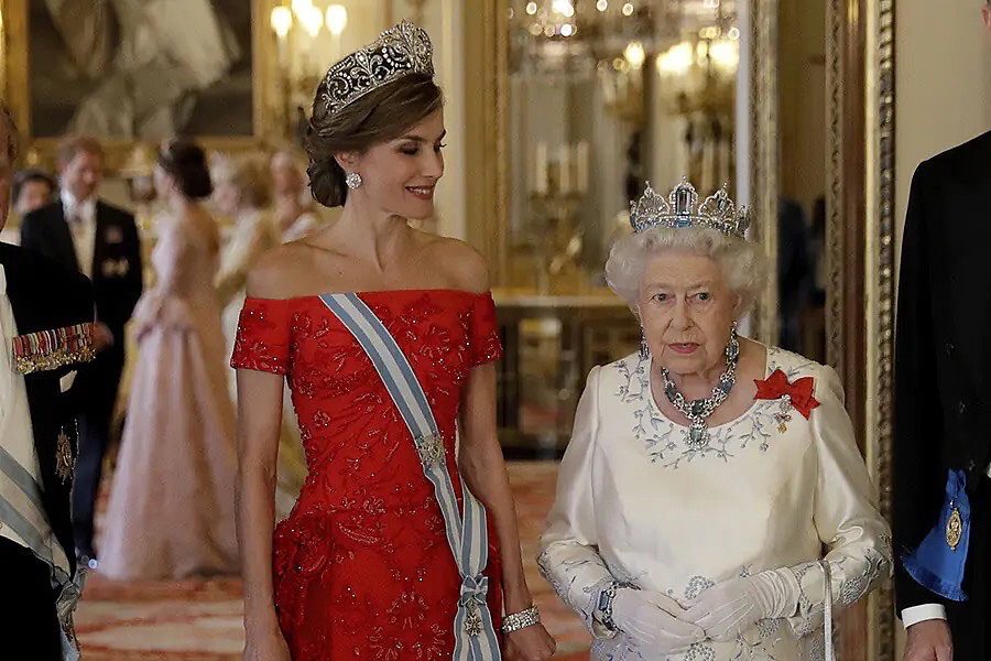 西班牙莱蒂齐亚王后佩戴华丽皇冠，出席晚宴，手臂肌肉线条超美 - 9