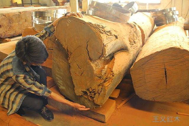 济宁王义红木家具它传承了中国的文化，大红酸枝沙发更是一件艺术品 - 4