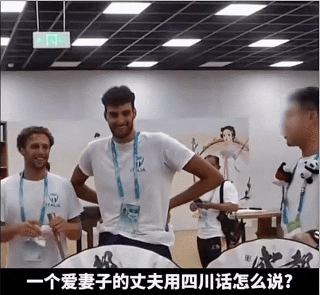 外国运动员在成都吃火锅学划拳看熊猫，网友：你们是来旅游的 - 24