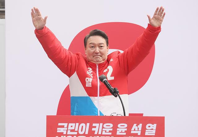 韩国候任总统尹锡悦将请求文在寅特赦李明博，其曾亲手将李送进监狱 - 3
