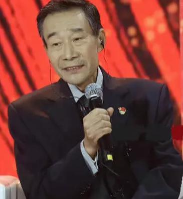 68 岁李雪健现身机场，不带助理身形消瘦 - 3