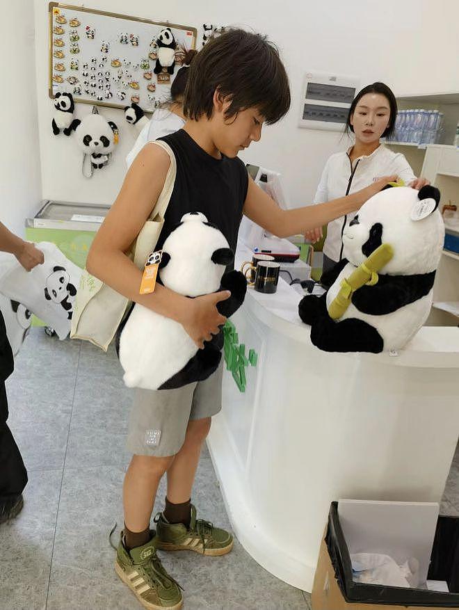 刘烨儿女熊猫基地被偶遇和老外交流，诺一背帆布包好朴实 - 4
