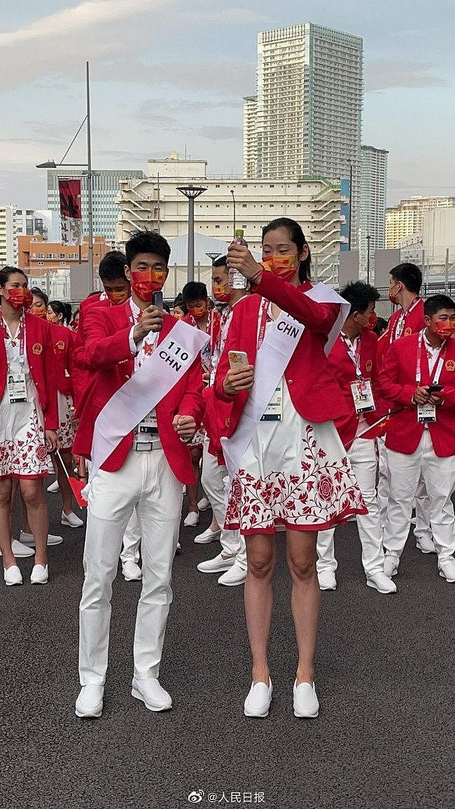 中国奥运代表团入场服亮相 红白裙子配特制口罩 - 2