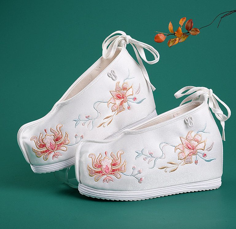 绣花鞋：古代女红技术的象征，中国鞋文化与刺绣艺术的完美结合 - 5