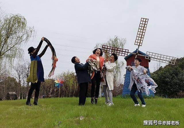 潘虹王馥荔五姐妹团聚，穿搭低调依然大气优雅，挥舞丝巾玩得很嗨 - 3