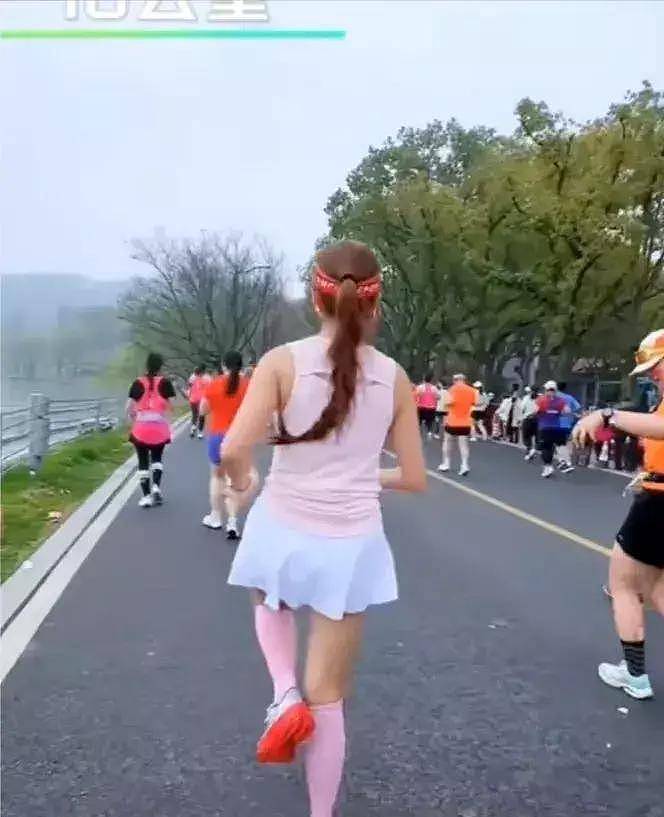 央视主持人朱迅参加马拉松，50岁身穿粉衣显年轻，抗癌多年状态却更好 - 3