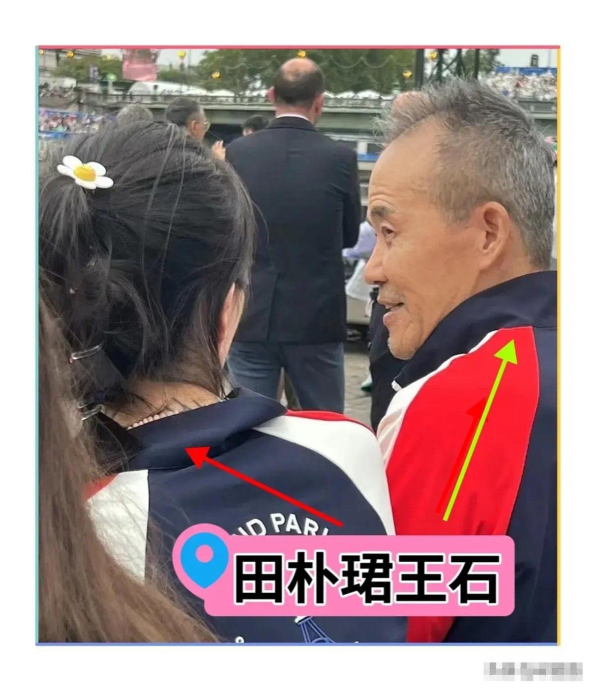 王石田朴珺穿情侣装现身巴黎观看奥运会开幕式，73岁王石精神抖擞 - 3