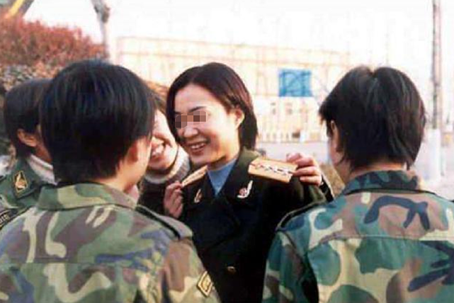 “中国第一警花”：16岁被特警队破格录取，23岁嫁给了成都保安 - 11