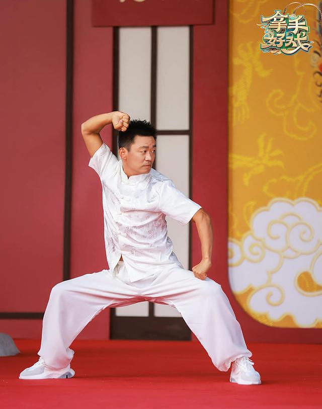 王宝强登央视表演武术，一身白衣挺拔帅气，抬腿劈叉现场掌声雷动 - 11