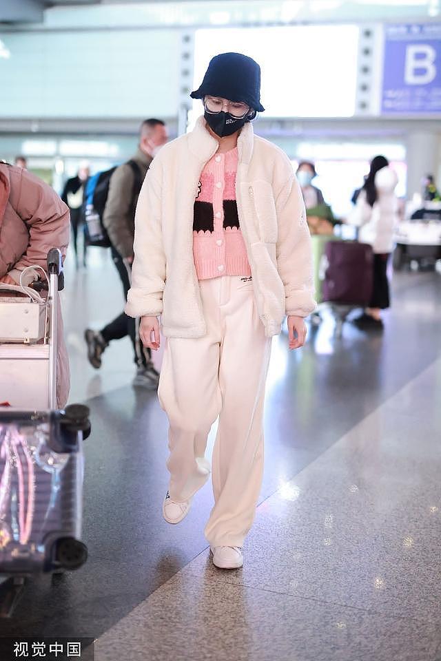张慧雯身穿毛绒套装抵达机场 头戴渔夫帽俏皮可爱 - 2