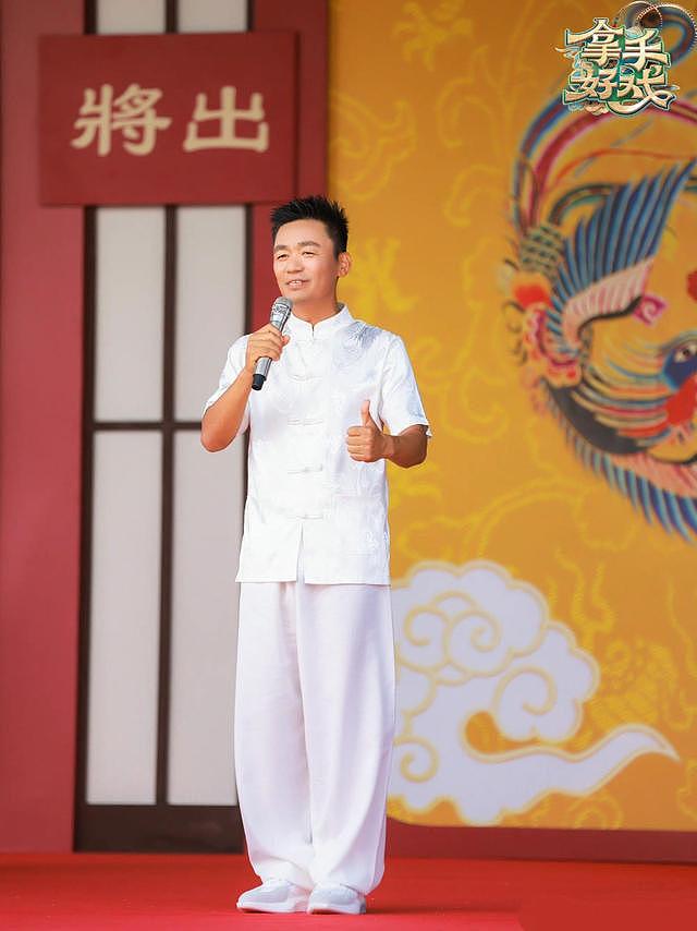 王宝强登央视表演武术，一身白衣挺拔帅气，抬腿劈叉现场掌声雷动 - 2