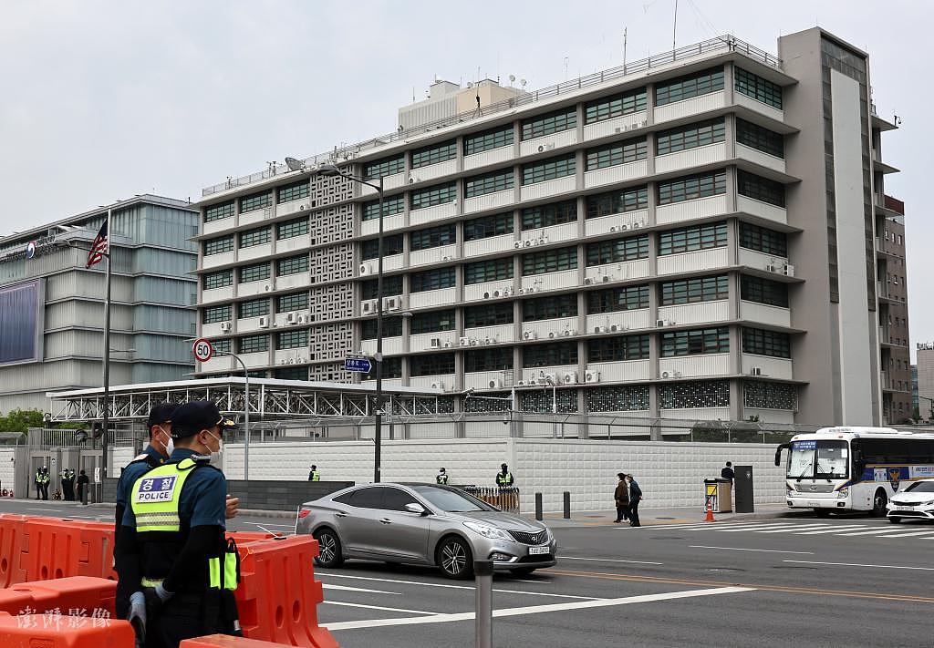 美国驻韩大使馆加强戒备，警车排成长龙 - 2