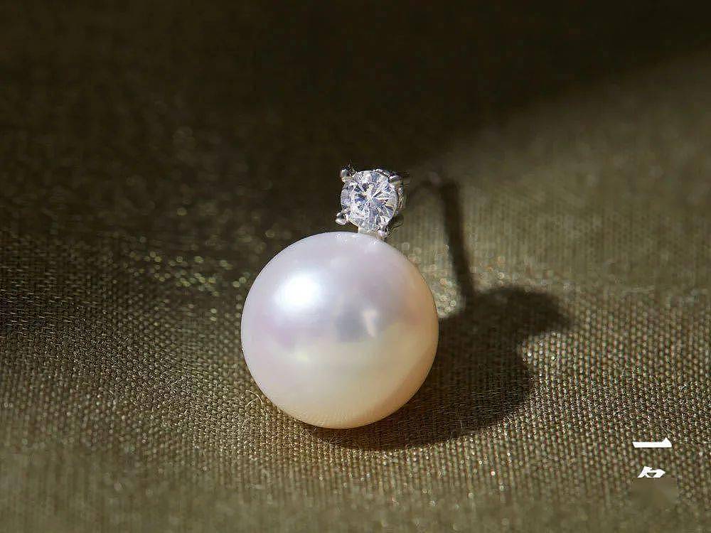 莹润珍珠做“月亮”，璀璨锆石做“星星”，谁戴谁美的气质耳环 - 24