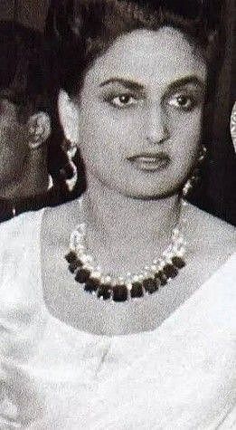 印度王妃：拥有300多件顶级珠宝，地毯镶着150万颗珍珠，一生奢靡 - 10