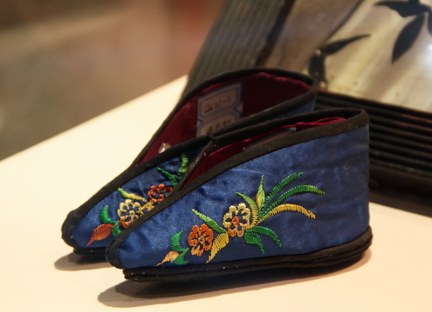 绣花鞋：古代女红技术的象征，中国鞋文化与刺绣艺术的完美结合 - 2