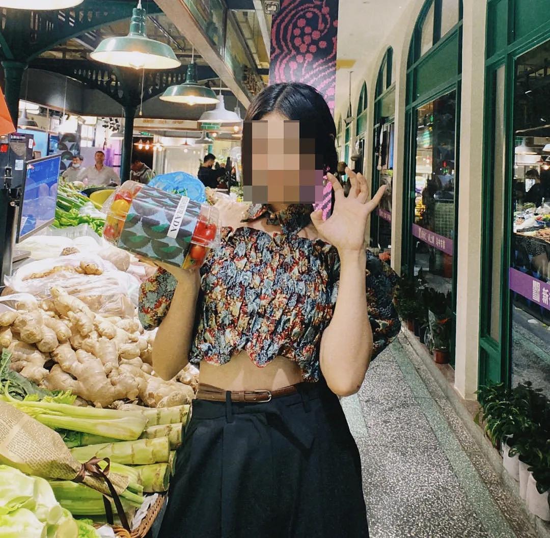 Prada在上海开起菜市场，女子凹造型拍照后把新买的菜扔掉！网友：菜媛出现 - 7