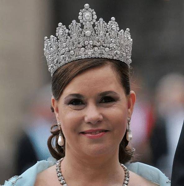 欲戴王冠必承其重：比利时王后头上别着几十个别针，头皮被扯出血 - 21