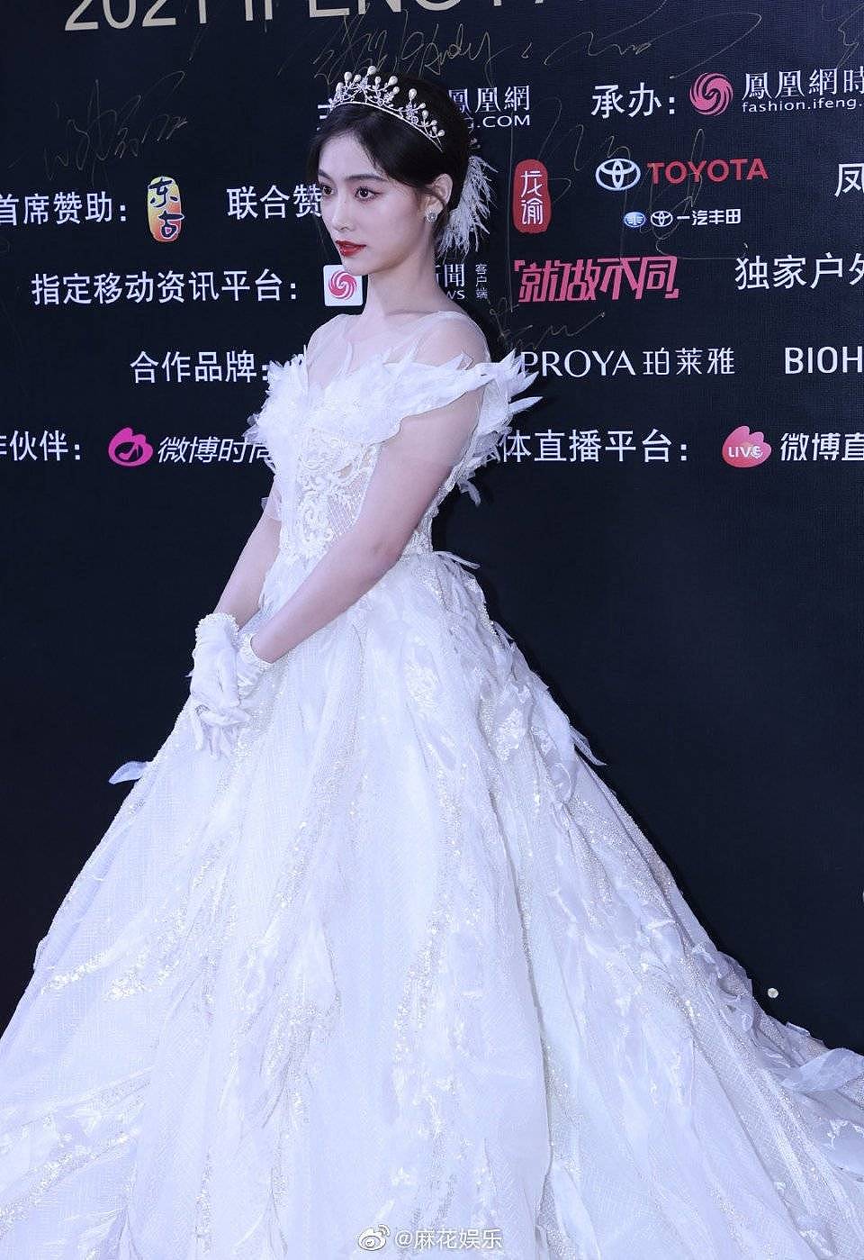 许佳琪凤凰网时尚之选红毯造型 头戴珍珠皇冠的白天鹅公主 - 1