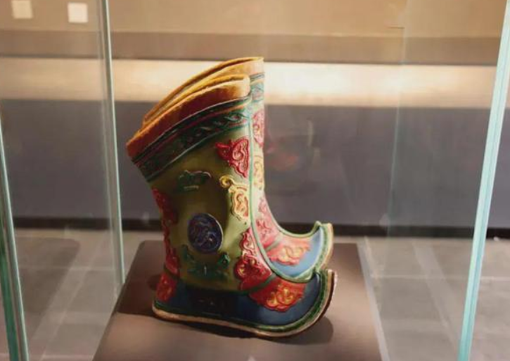 绣花鞋：古代女红技术的象征，中国鞋文化与刺绣艺术的完美结合 - 3