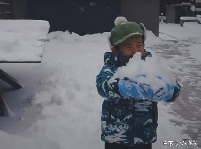 孙莉晒一家堆雪人，首公开 4 岁儿子正脸，黄磊陪儿子打雪仗好温馨 - 7